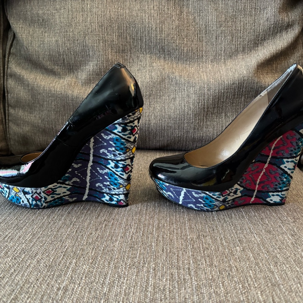 Steve Madden Black Wedges with Multicolor Pattern, Size 10 - Picture 3 of 9